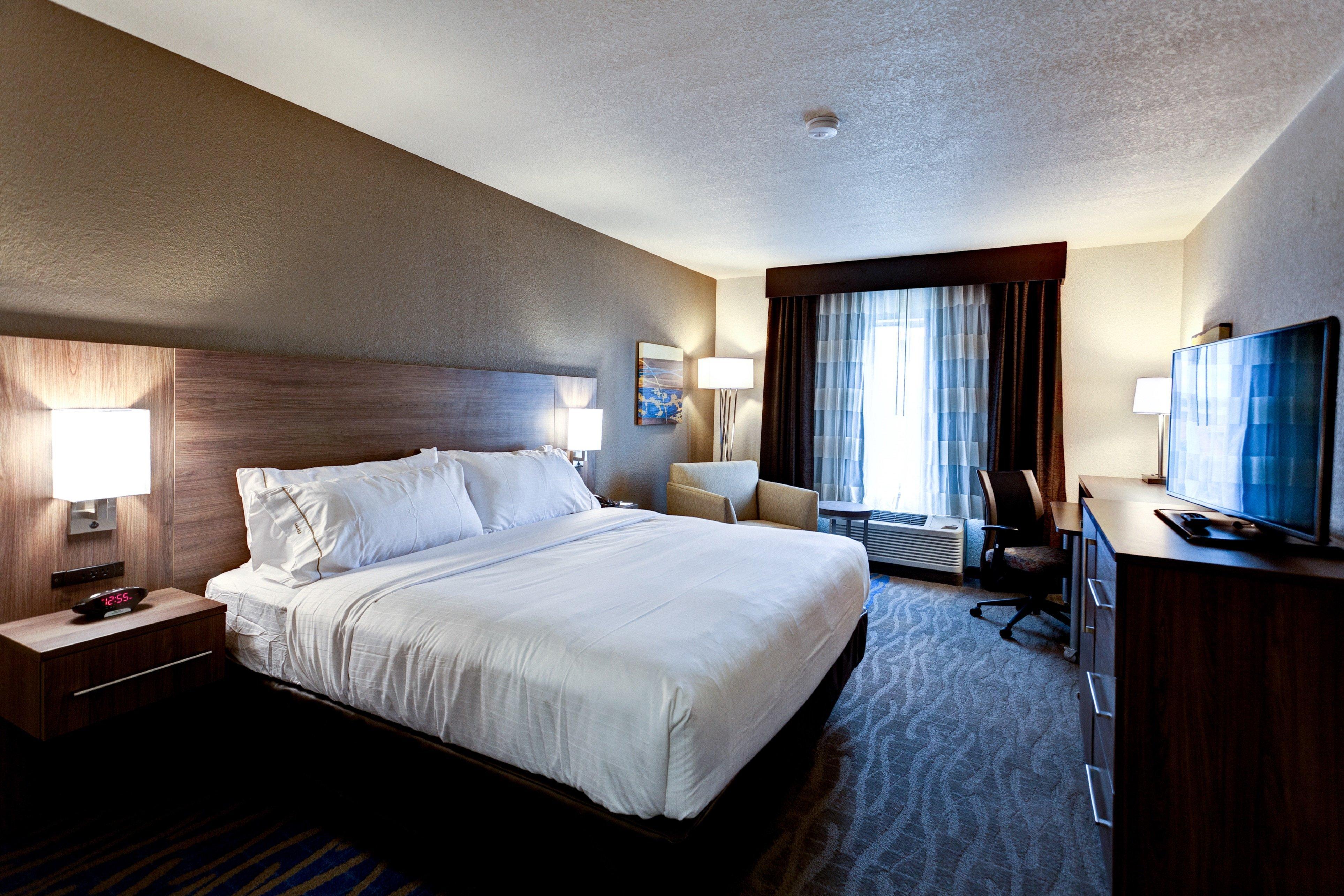 Holiday Inn Express & Suites Manhattan By Ihg Exterior photo