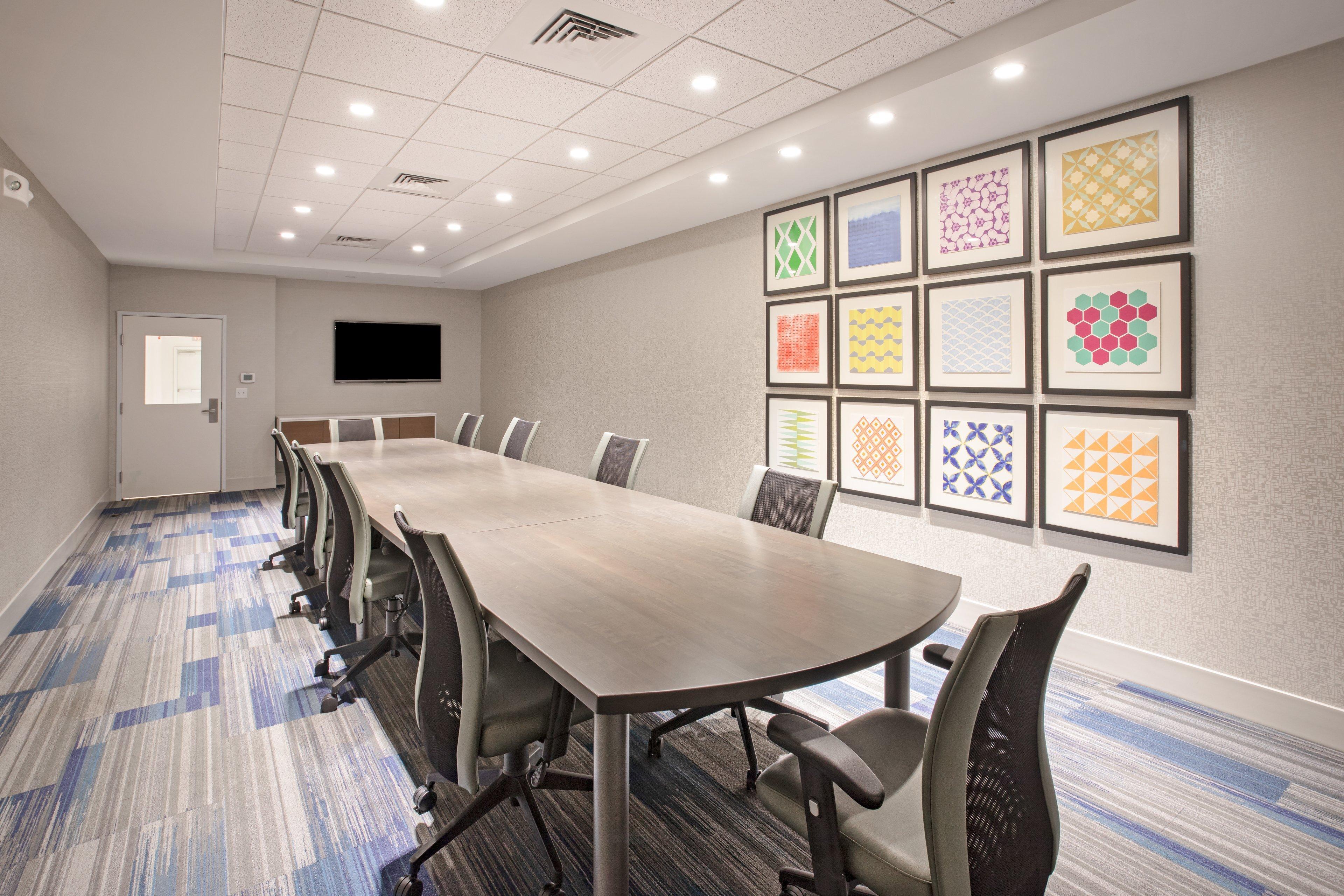 Holiday Inn Express & Suites Manhattan By Ihg Exterior photo