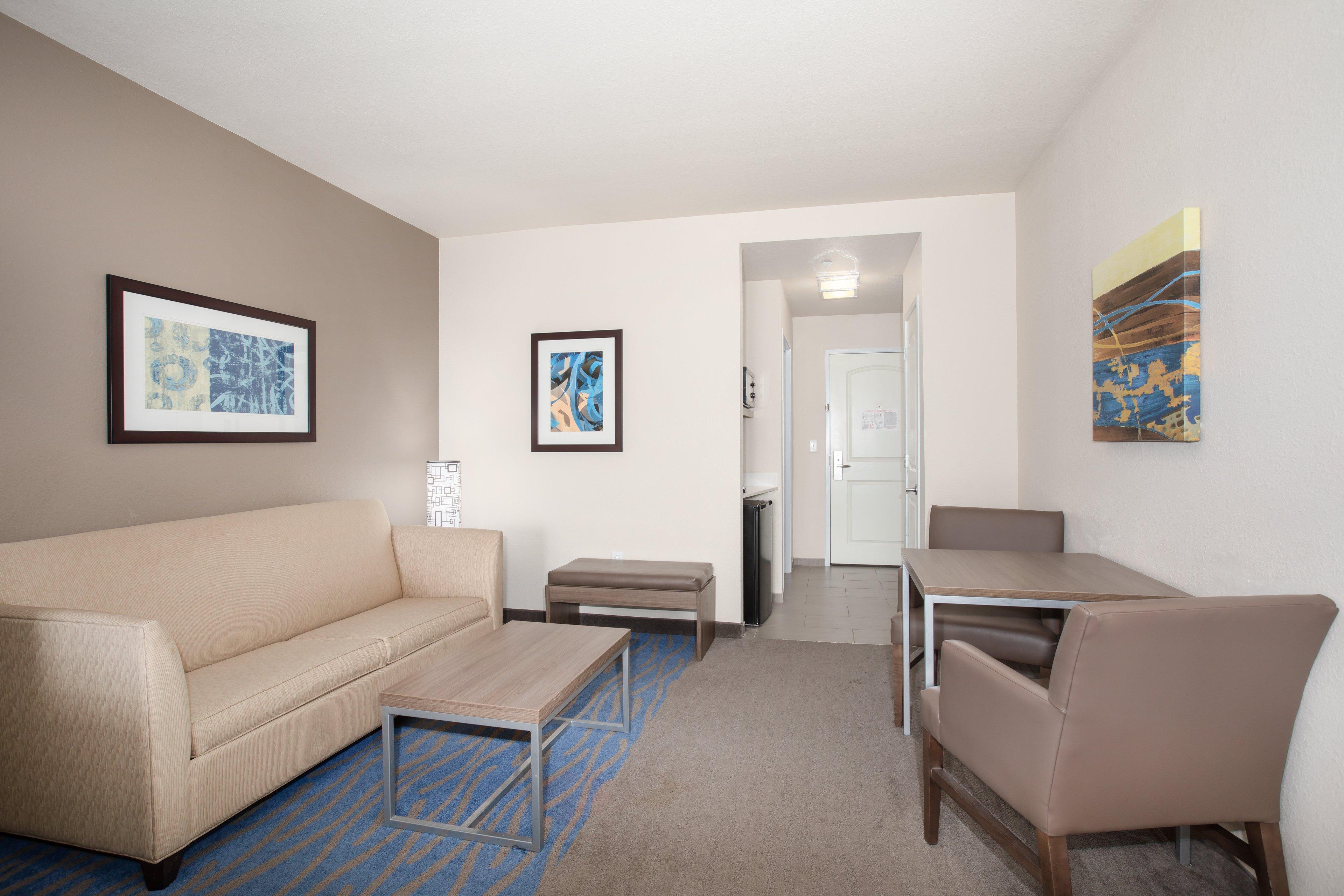 Holiday Inn Express & Suites Manhattan By Ihg Exterior photo