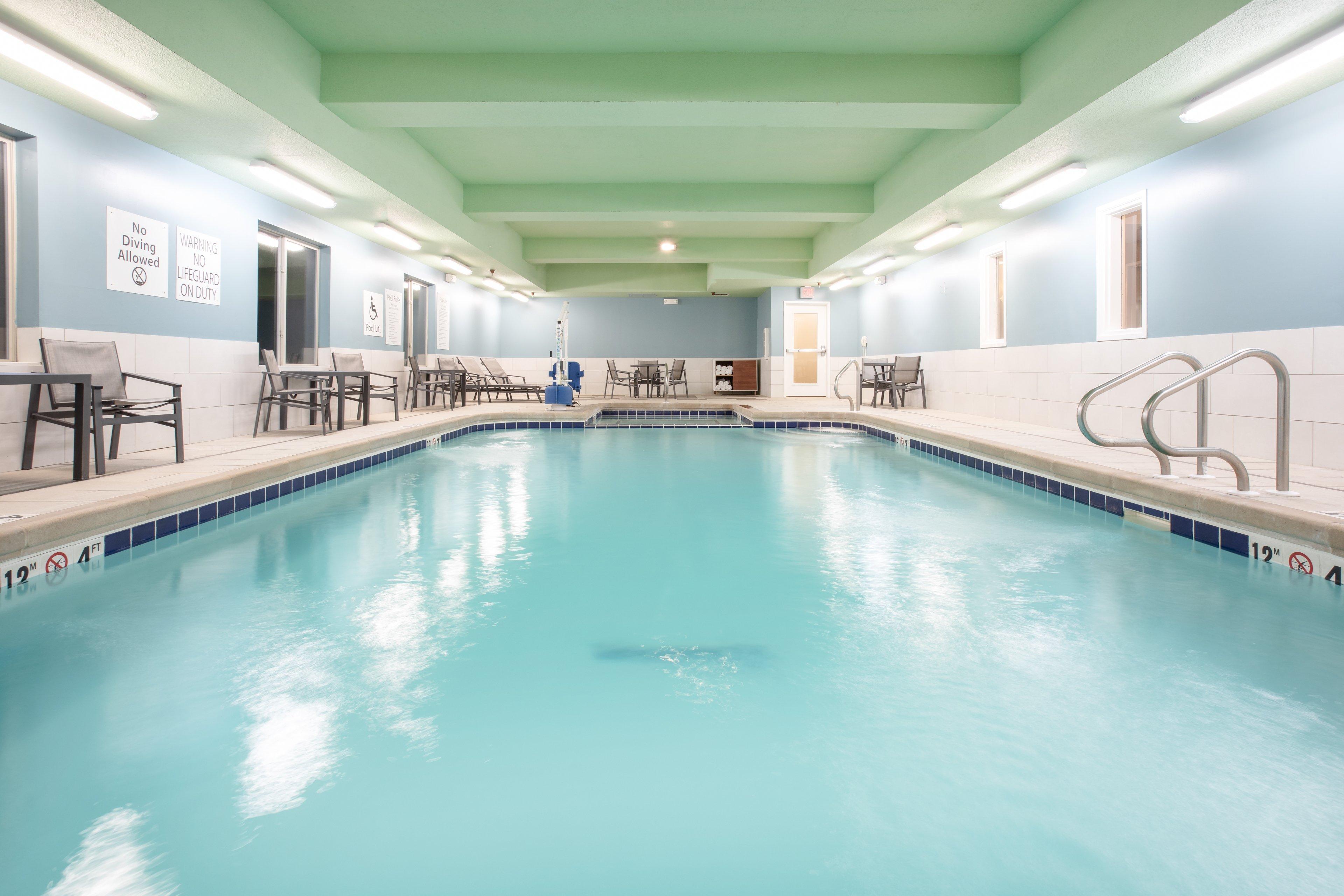 Holiday Inn Express & Suites Manhattan By Ihg Exterior photo