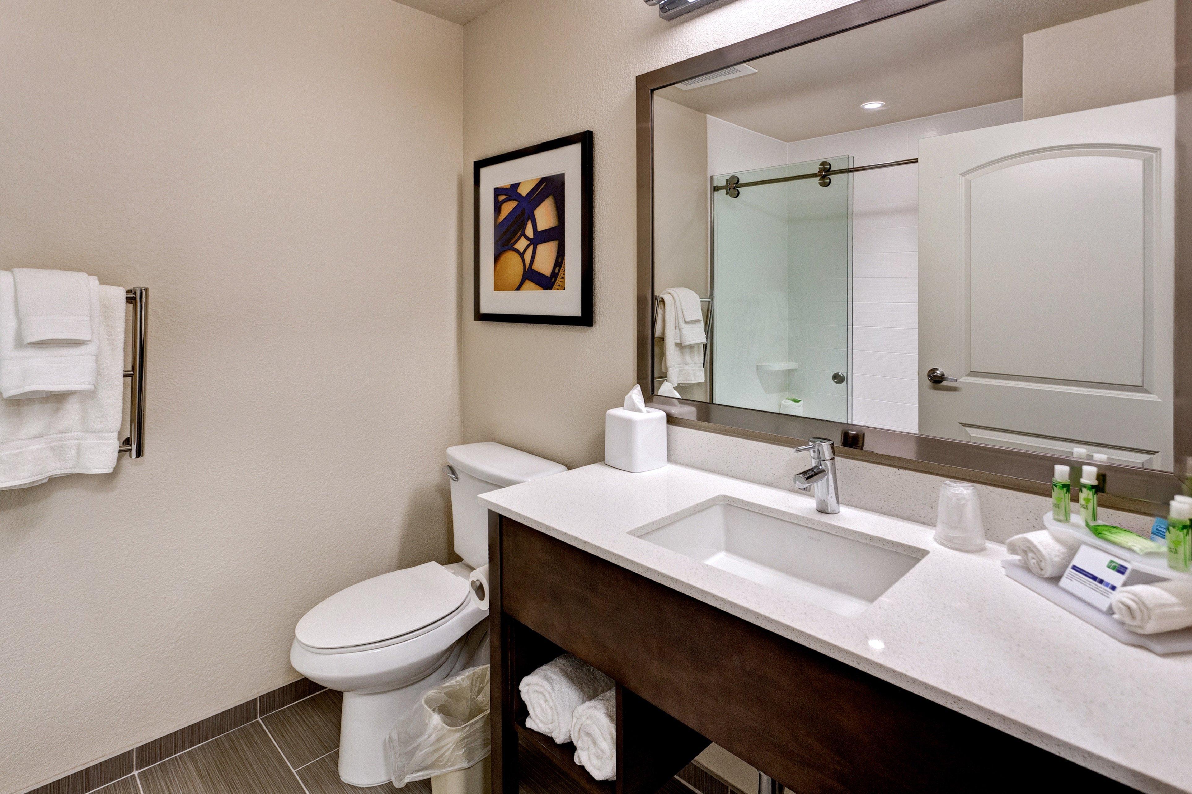 Holiday Inn Express & Suites Manhattan By Ihg Exterior photo